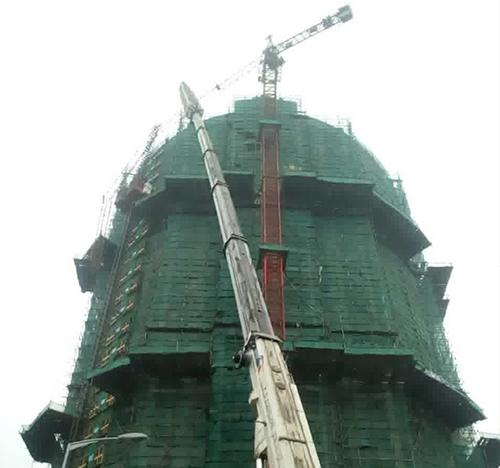 大兴安岭吊车在工地上作业